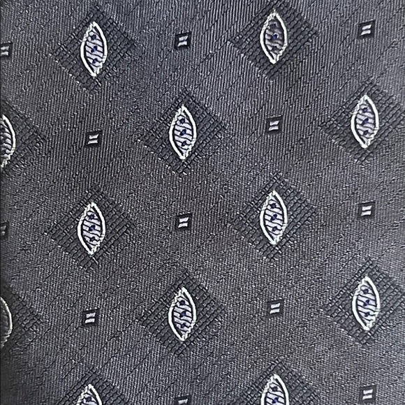 Giorgio Armani Grey Tie with Silver Diamond Pattern made in Italy - Picture 4 of 6